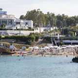 Superata poi una larga curva, eccoci di fronte alla baia di �Porto Giardino� che ospita la spiaggia pi� grande della zona, dominata da un grande bar affacciato sulla cala